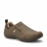 Zapatos slip-on Caterpillar modelo Opine, color marrón, con diseño sin cordones, elásticos laterales para mejor calce y suela de goma texturizada.