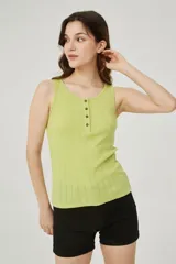 Musculosa verde de bretel ancho y corte ajustado, con botones en el escote.
