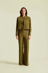 Pantalón sastrero Natalia Antolin de corte recto y tiro alto, color verde militar.