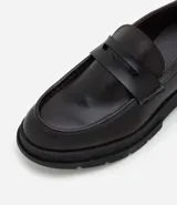 Mocasines estilo penny loafer en material sintético con acabado efecto vinilo, punta redonda y suela track dentada de estilo robusto.