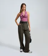 Pantalón recto de tiro medio con textura espina de pez, confeccionado en tejido de poliéster y viscosa. Presenta cintura con trabillas, bolsillos laterales y cierre frontal. Incluye cinturón de poliuretano a juego.