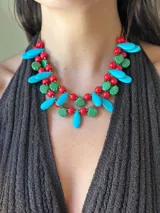 Collar doble con cadena de acero quirúrgico, mostacillas rojas, cuentas de cristal checo verdes y piedras reconstituidas turquesas en forma de gota y hoja.