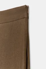 Pantalón de tiro medio color marrón, con pierna recta y detalle de superposición frontal tipo pareo.