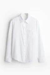 Camisa de manga larga en tejido liviano de mezcla de lino y viscosa, color blanco, con cuello camisero, cierre frontal de botones, un bolsillo aplicado en el pecho y bajo redondeado.