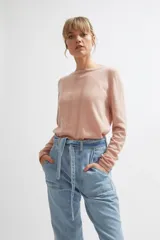 Pantalón jean de corte relaxed y tiro alto, color celeste claro, con bolsillos cargo frontales y lazo ajustable en la cintura.