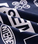Remera de corte oversized color azul marino, con cuello redondo y mangas cortas. Presenta un estampado gráfico grande en la espalda con el texto 'Innovation Research' y diversos elementos visuales de estilo tecnológico.