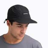 Gorra deportiva tipo five panel de color negro, con visera plana y ajuste posterior mediante cordón elástico. Presenta paneles laterales con microperforaciones para mayor ventilación y un parche rectangular con el logo de la marca en el frente.