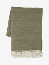 Bufanda de tejido suave y cálido en color verde oliva, con diseño liso y terminaciones con flecos en tono crudo en los extremos.