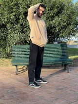 Pantalón de jean negro de corte recto.