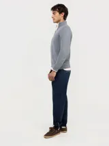 Pantalón chino de corte regular fit, confeccionado en gabardina con acabado desgastado. Presenta bolsillos laterales y traseros, con cierre de botón y cremallera.