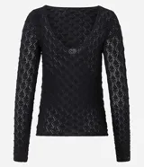 Blusa de manga larga, color blanco, con cuello redondo y textura de punto calado con diseño geométrico.