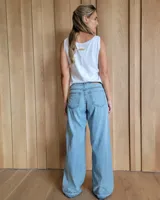 Pantalón de jean estilo wide leg con costuras verticales frontales, tiro alto y bolsillos laterales.