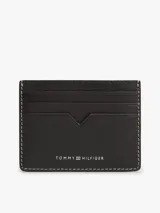 Tarjetero minimalista de piel Saffiano color negro, con ranuras exteriores para tarjetas, costuras a contraste y logo metálico de la marca en relieve.