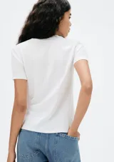 Camiseta marrón de manga corta con cuello en V.