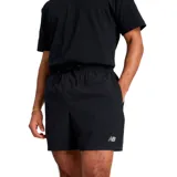 Short deportivo New Balance de color negro, con cintura elástica ajustable mediante cordón y logo de la marca estampado en la parte inferior de la pierna izquierda.