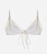 Top de bikini blanco con diseño de media taza, breteles finos y detalle de aplique frontal con forma de concha.
