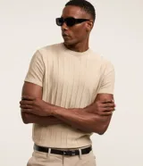 Remera slim de manga corta con cuello redondo, confeccionada en tejido de viscosa con textura de rayas verticales.