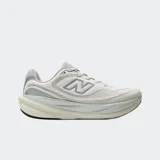 Championes de running New Balance modelo 1080 v15, color gris claro, con parte superior de malla transpirable y tecnología de amortiguación Infinion en la mediasuela para mayor retorno de energía.