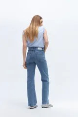 Pantalón de jean gris con efecto lavado, corte recto, tiro alto y bolsillos delanteros con alforza central.