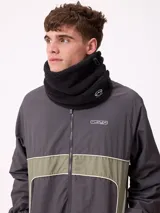 Cuello de polar gris con textura suave, diseñado para brindar abrigo en la zona del cuello. Presenta una etiqueta con el logo de la marca Rusty en la parte frontal.