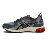 Championes de running Asics modelo Gel-Quantum 180 Direction, con diseño técnico en tonos gris, negro y detalles en rojo. Presentan capellada de malla transpirable con refuerzos sintéticos, sistema de amortiguación Gel visible en la entresuela y suela de goma resistente.