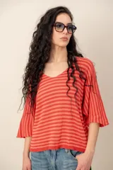 Sweater de tejido de punto con diseño de rayas horizontales en tonos coral y naranja, escote en V y mangas cortas holgadas.