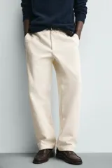 Pantalón de corte recto confeccionado en tejido compacto de algodón con estructura twill. Presenta cierre frontal con cremallera y botón, bolsillos laterales y bolsillos traseros de vivo con botón.