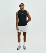 Musculosa deportiva Get Over de poliamida con tecnología dry, color gris oscuro, con cuello redondo, diseño sin mangas y estampa frontal con el texto "RUN CLUB".