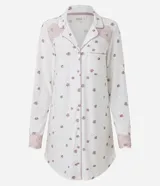 Camisón estilo americano de manga larga, confeccionado en tejido suave con estampado floral pequeño. Presenta cuello en V, cierre frontal abotonado, bolsillo en el pecho y detalles de encaje en los puños y hombros.