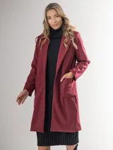 Tapado color borgoña, de corte recto, con cuello solapa, manga larga y bolsillos laterales.