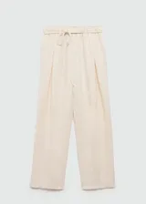 Pantalon de corte recto y diseño fluido, confeccionado en una mezcla de lyocell y viscosa. Presenta cintura elástica con cordón ajustable, bolsillos laterales y un acabado texturizado.