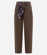 Pantalón de jean color marrón con corte baggy holgado, tiro medio y cierre frontal con cremallera y botón. Incluye un pañuelo estampado decorativo en la cintura.