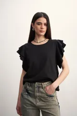 Remera color amarillo pastel con cuello redondo y mangas cortas con volados.