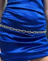 Cinturón de cadena metálica dorada con eslabones ovalados texturizados, diseñado para usar a la cadera.