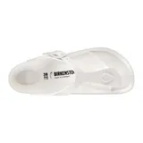 Sandalias Birkenstock modelo Gizeh, color blanco, con tira entre los dedos y hebilla lateral ajustable.