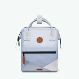 Mochila Cabaia modelo Adventurer Puerto Viejo, color celeste y blanco con detalles en marrón y plateado. Cuenta con sistema MOLLE, compartimento acolchado para tablet o PC, correa para sujetar a la maleta y tirantes acolchados antitranspirantes.