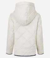 Campera de microfibra ligera color crudo, con textura capitoneada, capucha, cierre con botones a presión, mangas largas y puños con ribete en contraste.