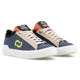 Zapatillas urbanas John Foos modelo 176 Blend, de caña baja, con capellada de lona azul y detalles en naranja y negro. Presentan apliques de lona blanca en la lengüeta y cuello, ojalillera de descarne beige, isologo verde en el lateral y cordones beige. La suela es de caucho vulcanizado blanco con detalle negro y contrafuerte de caucho recuperado.