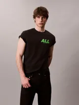 Remera de Calvin Klein en color negro con cuello redondo y mangas cortas, confeccionada en suave punto de algodón. Presenta un estampado gráfico en contraste en el pecho con la leyenda "ALL" y la firma de la marca debajo.