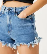 Short de jean de tiro alto con terminación desflecada.