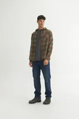 Camisa de franela a cuadros marrones y verdes, corte regular fit, confeccionada en algodón. Tiene cuello solapa clásico, bolsillo en el pecho y botones personalizados.