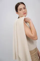 Ruana color crudo de tejido de punto con textura, hecha de 100% baby alpaca.