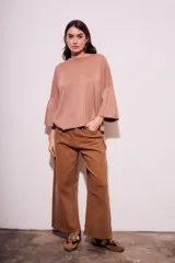 Sweater color beige de tejido de punto, con cuello redondo y mangas 3/4 con volados.