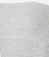 Blusa strapless confeccionada en encaje negro con diseño de bajo asimétrico con puntas diferenciadas. Presenta escote recto y forro interior.