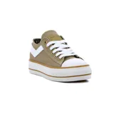 Championes Pony color beige con plataforma blanca y detalles en blanco en la puntera y el logo lateral.