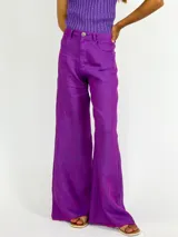 Pantalón de lino color fucsia, de corte palazzo y cintura baja.