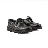 Mocasín de cuero negro con cordones, detalle de flecos en el empeine y suela track dentada de goma.