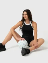 Remera sin mangas de corte deportivo con cuello halter y detalles en color blanco en los bordes. Presenta espalda semi descubierta y diseño ajustado al cuerpo.