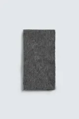 Bufanda de punto tejida en hilatura con mezcla de fibra de alpaca, de textura suave y diseño rectangular.