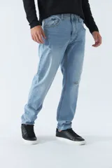 Jean celeste de corte recto, tiro medio, con logo bordado y presillas para cinturón.
